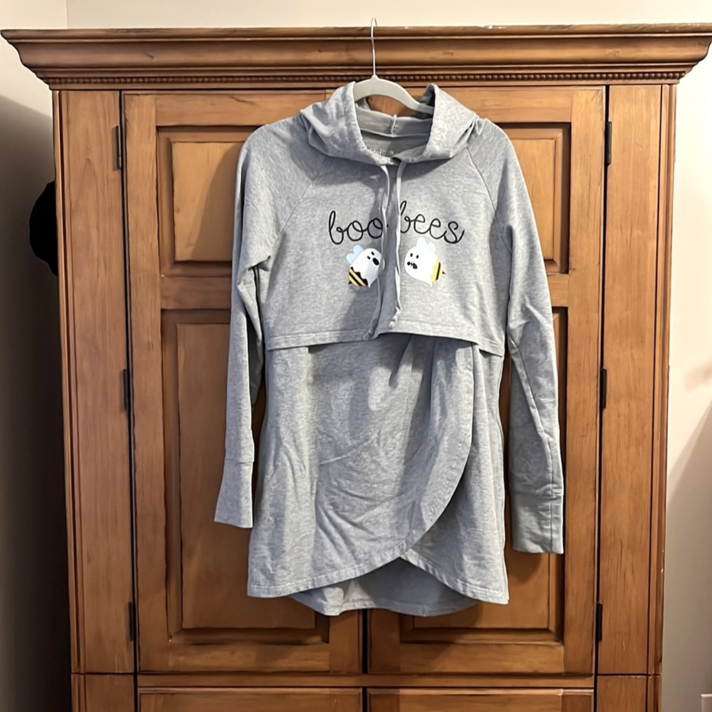 Limited edition Latched Mama petal front hoodie! Cute little “boo-bees”! Size M